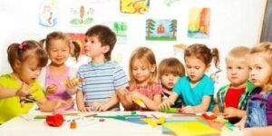 ninos felices y aprendiendo