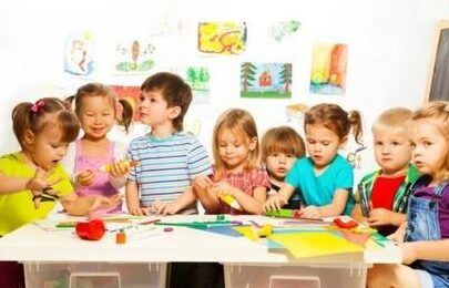 ninos felices y aprendiendo