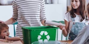 ninos reciclando con entusiasmo