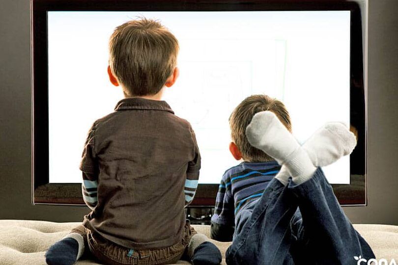 ninos viendo television