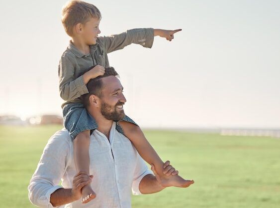 padre e hijo felices juntos