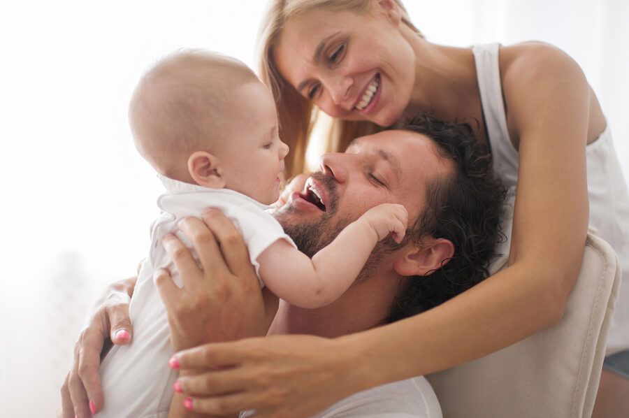 pareja y bebe felices juntos
