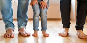 pies descalzos en casa