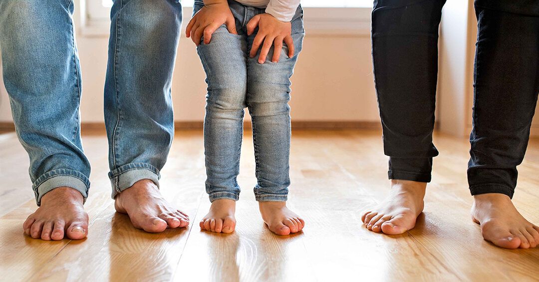 pies descalzos en casa
