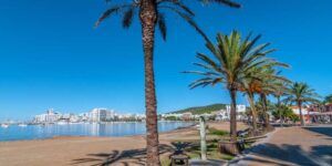 playa y paisaje de sant antoni