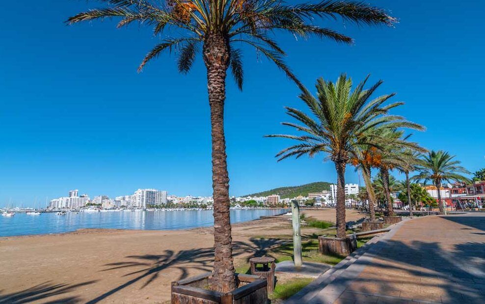 playa y paisaje de sant antoni