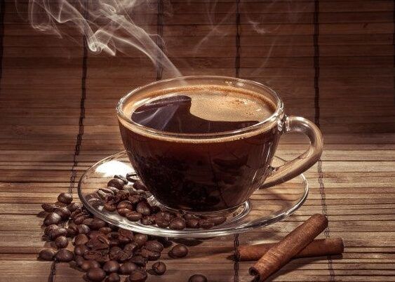 taza de cafe humeante