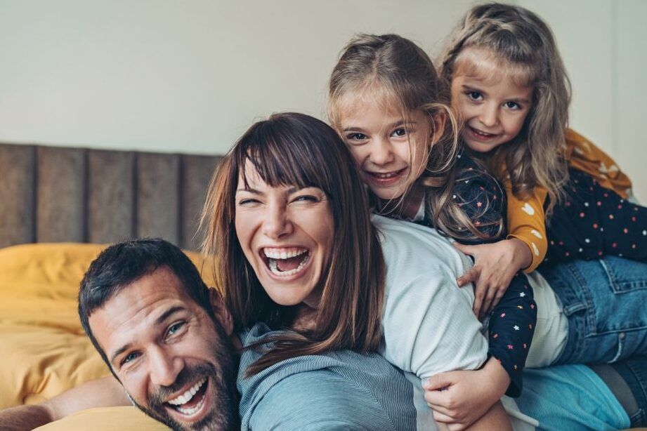 un padre feliz con su familia