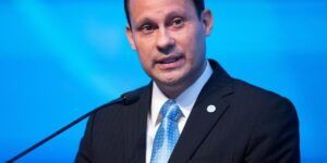 viajero hablando con confianza