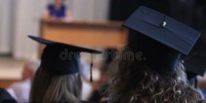 alumnos emocionados escuchan discurso