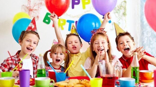 colorida fiesta infantil de fin de curso