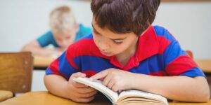 estudiantes practicando la lectura
