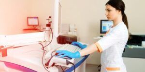 mujer revisando analisis medicos