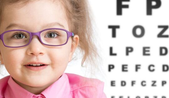 nino realizando examen de vision