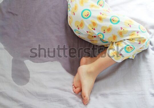 nino vistiendo pijama y orinando