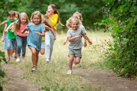 ninos corriendo y riendo felices