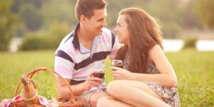 pareja disfrutando actividades romanticas