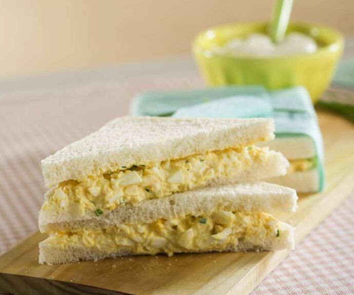 sandwich de huevo y ingredientes
