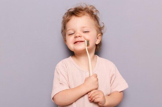 sonriente bebe cepillando dientes