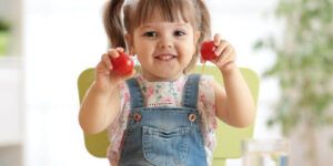 bebe comiendo alimentos saludables