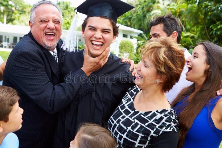 celebracion de graduacion familiar feliz