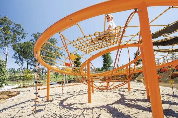 diversion en parque infantil publico