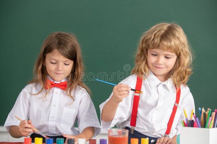 ninos aprendiendo en aula colorida