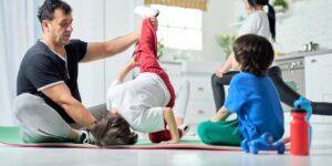 ninos practicando yoga y divirtiendose