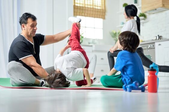 ninos practicando yoga y divirtiendose