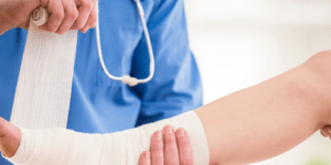 piernas con vendajes de compresion