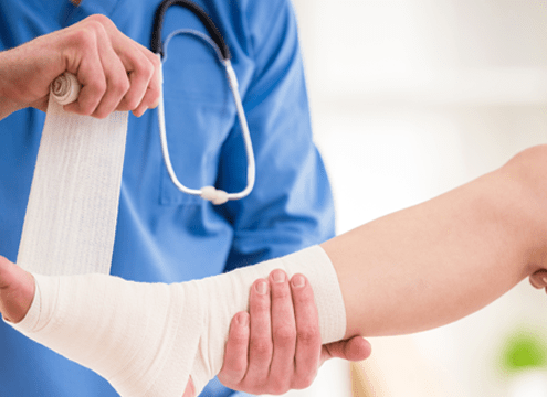 piernas con vendajes de compresion