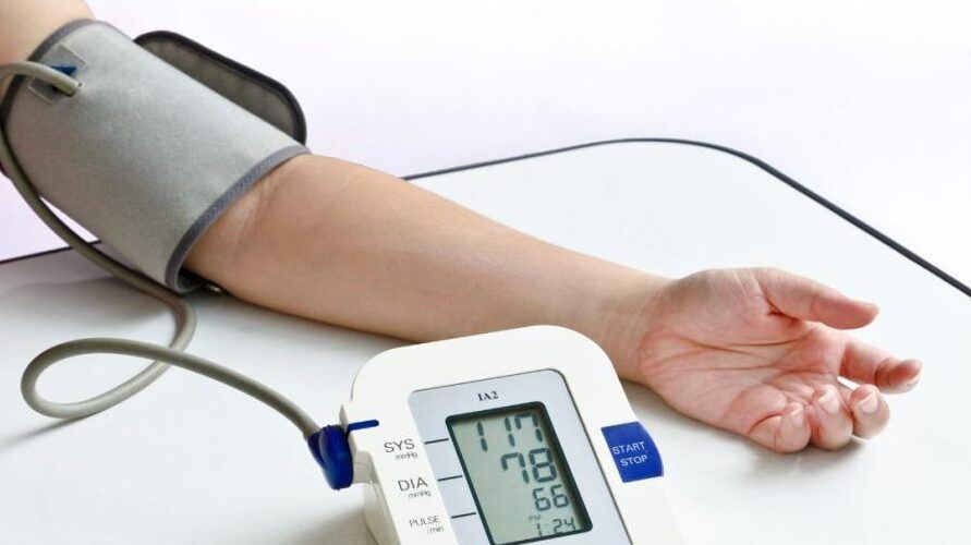 tension arterial alta sintomas y ayuda medica