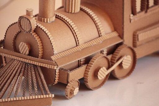 tren de carton en construccion