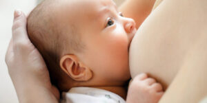 bebe alimentandose con leche materna