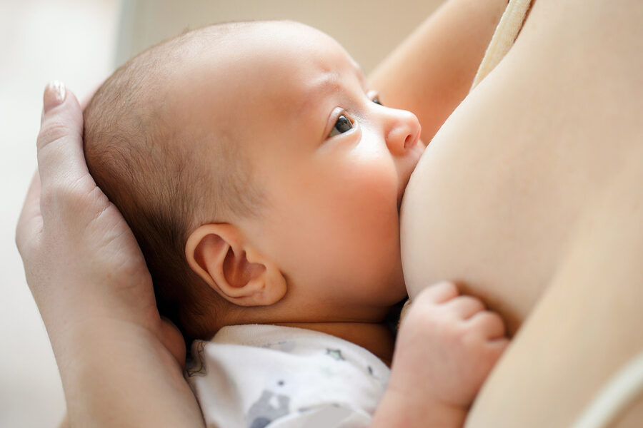 bebe alimentandose con leche materna