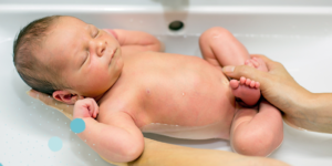 bebe disfrutando del bano seguro