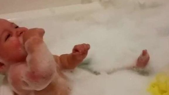 bebe disfrutando un bano relajante con burbujas