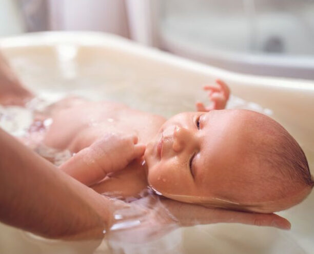 bebe disfrutando un bano seguro