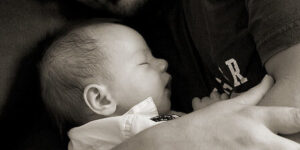 bebe durmiendo placidamente junto a los padres
