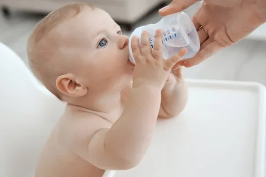 bebe hidratandose con agua