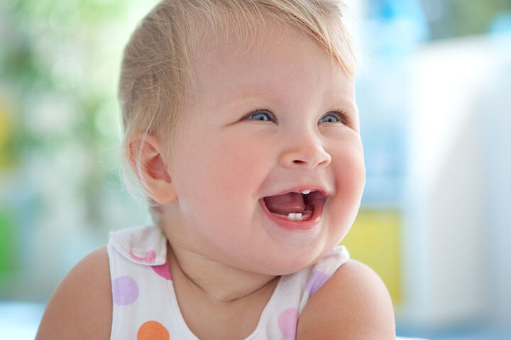 bebe sonriente con encias sanas