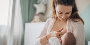 madre amamantando a un nino pequeno