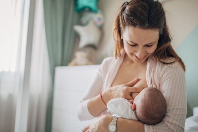 madre amamantando a un nino pequeno