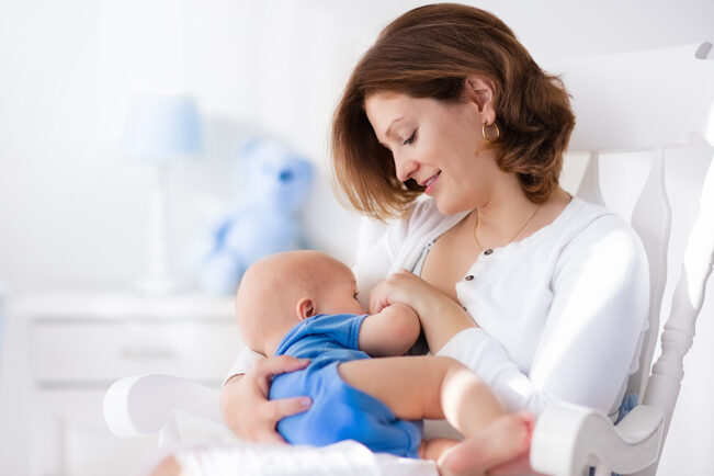 madre amamantando con confianza y comodidad