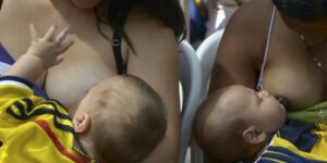madre amamantando en evento publico