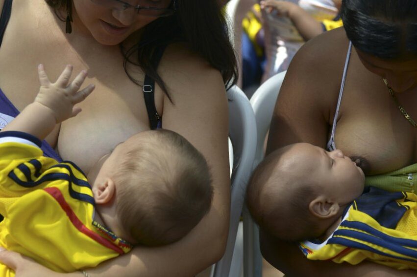 madre amamantando en evento publico
