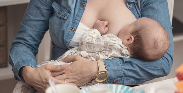 madre lactante alimentando a su bebe