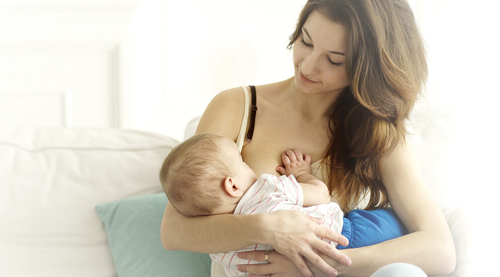 madre lactante amamantando a su bebe