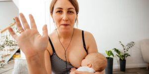 madres amamantando en reunion de lactancia