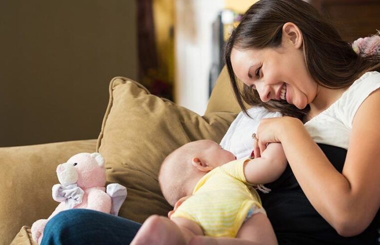 mujer amamantando con buena postura